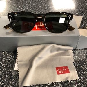 New in box Ray Ban wayfarer sunglasses